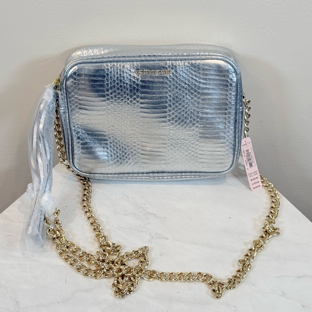 🔥NWT Victoria’s Secret Silver Crossbody Bag with Gold Chain 🔥